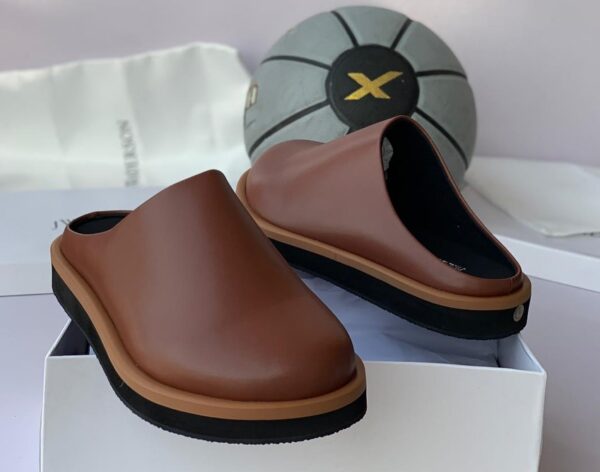 Discover-JW-Andersons-Unique-Slides.jpg Discover-JW-Andersons-Unique-Slides.jpg